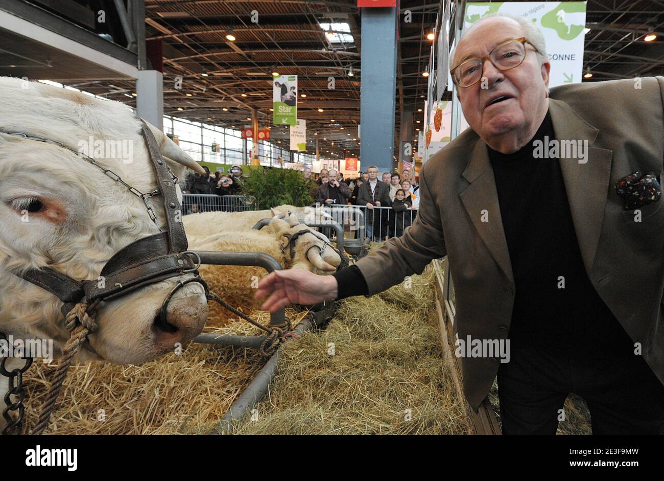 Jean-Marie le Pen visita la Fiera Internazionale dell'Agricoltura, che si è tenuta a Porte de Versailles a Parigi, in Francia, il 25 febbraio 2009. Foto di Giancarlo Gorassini/ABACAPRESS.COM Foto Stock