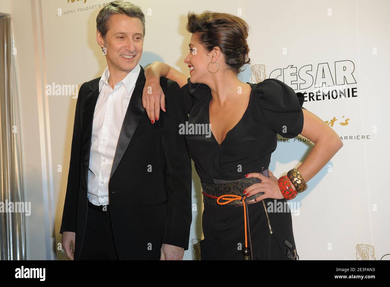 Emma e Antoine de Caunes arrivano al Gala Diner dopo la 34a cerimonia annuale Cesar (premi al cinema francese), tenutasi presso il ristorante Fouquet a Parigi, in Francia, il 27 febbraio 2009. Foto di Guignebourg-Nebinger/ABACAPRESS.COM Foto Stock