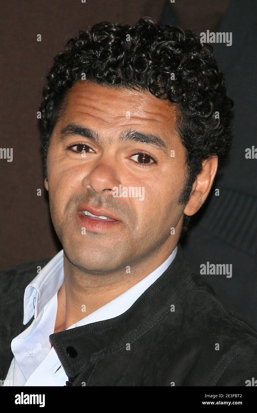 Jamel Debbouze in posa durante una fotocellula per 'le Chihuahua de Beverly Hills' tenutasi al Theatre du Comedy Club di Parigi, Francia, il 2 marzo 2009. Foto di Denis Guignebourg/ABACAPRESS.COM Foto Stock