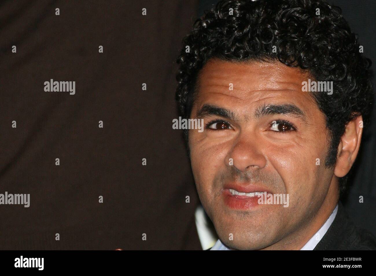 Jamel Debbouze in posa durante una fotocellula per 'le Chihuahua de Beverly Hills' tenutasi al Theatre du Comedy Club di Parigi, Francia, il 2 marzo 2009. Foto di Denis Guignebourg/ABACAPRESS.COM Foto Stock