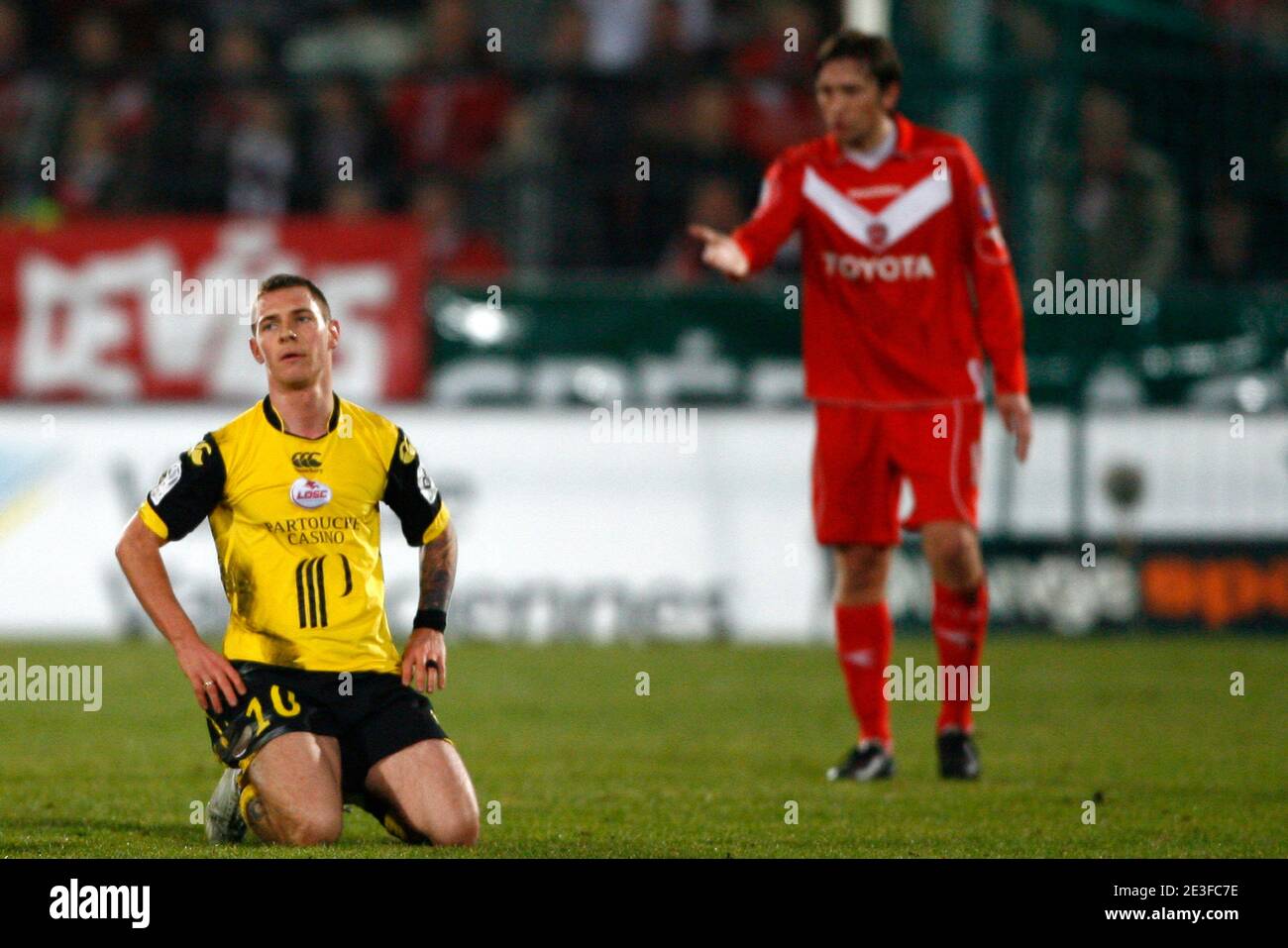 Jacques Abardonado di Valencienne e Ludovic Obraniak di Lille durante la prima partita di calcio della Lega Francese, Valenciennes Football Club vs Lille Olympique Sporting Club allo stadio Nungesser di Valenciennes, Francia, il 28 febbraio 2009. Valenciennes ha vinto Foto Stock