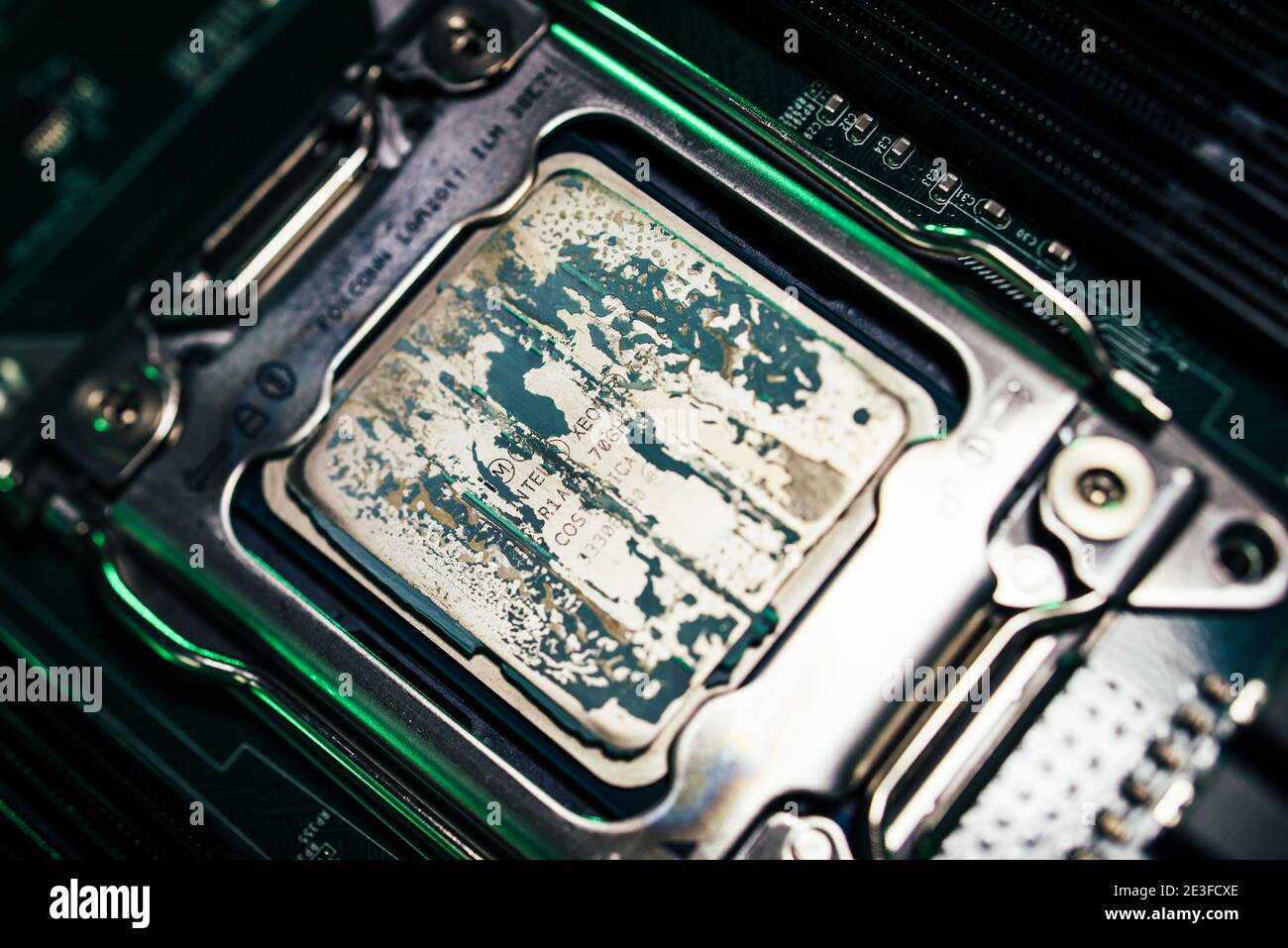 Parigi, Francia - 4 febbraio 2019: Primo piano dell'unità processore centrale CPU del computer coperta da pasta termica - potente CPU Intel Xeon nella moderna workstation Foto Stock