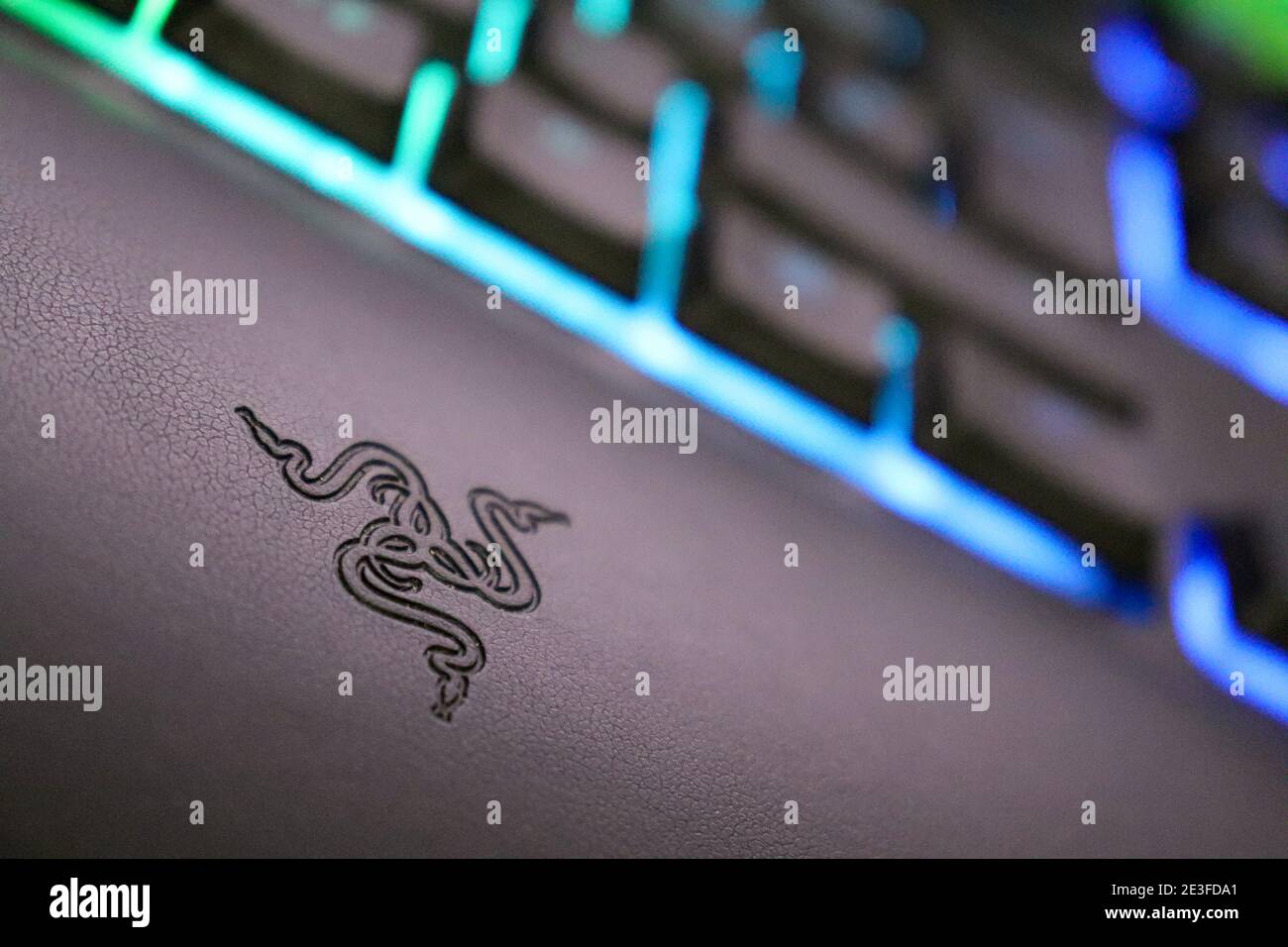 Simbolo Razer inciso sulla pelle della tastiera Ornata Chroma, tasti illuminati e colorati. Foto Stock