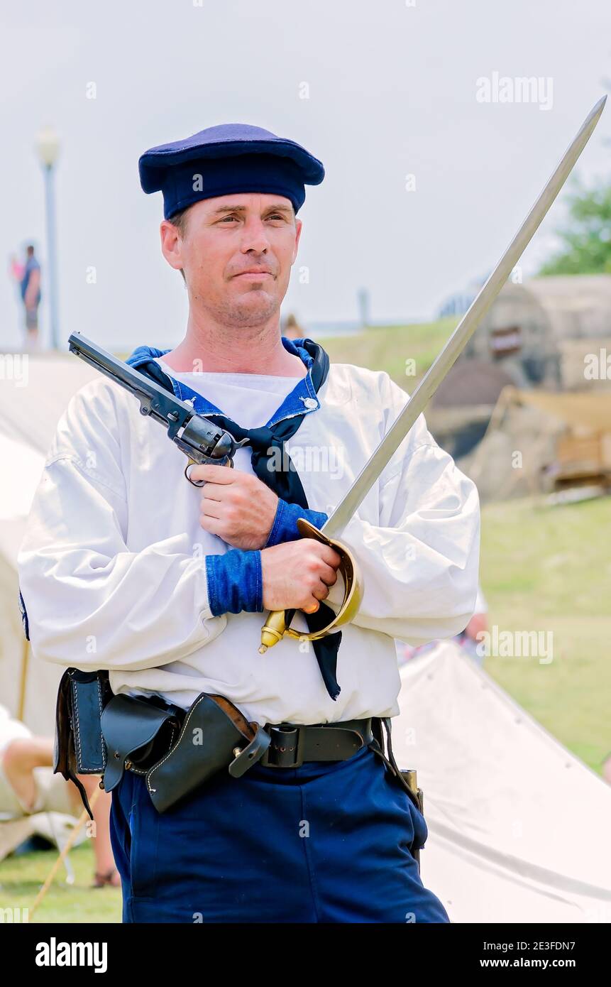 Un reenactor della guerra civile rappresenta l'esercito dell'Unione è armato con un revolver e una spada a Fort Gaines durante una rievocazione della battaglia di Mobile Bay. Foto Stock