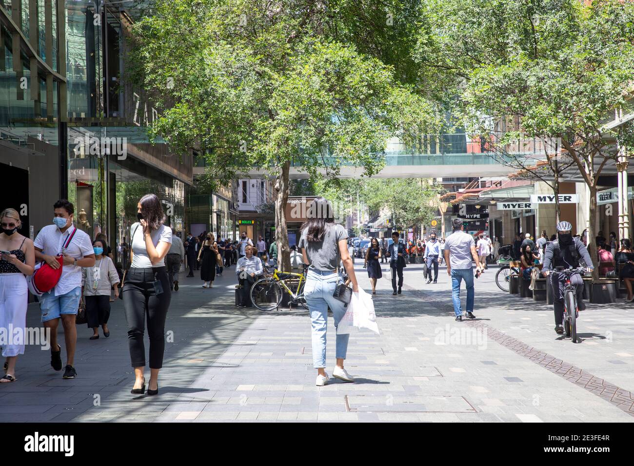 Covid 19 a Sydney acquirenti in Pitt Street Mall indossare Maschere di protezione durante la pandemia, Sydney, Australia Foto Stock