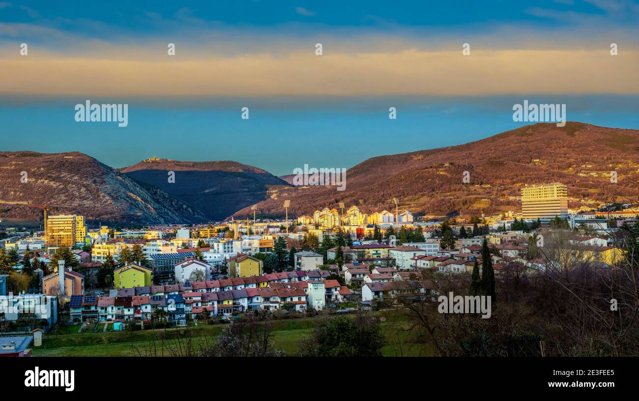 Nova Gorica Panorama con Strange Cloud. Guarda dalla strada alla chiesa di Kostanjevica. Poco prima del tramonto. Foto Stock