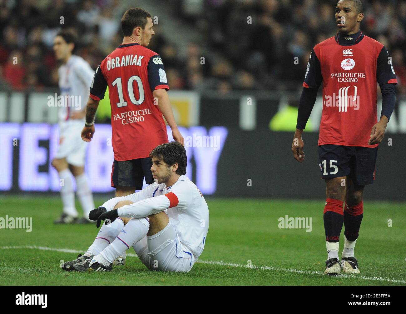 Juninho tra Gregory Tafforeau e da Conceicao Emerson durante la prima partita di calcio della Lega Francese, Lille OSC contro Olympique Lyonnais allo Stade de France a Saint-Denis vicino a Parigi, Francia il 7 marzo 2009. Foto di Steeve McMay/ABACAPRESS.COM Foto Stock