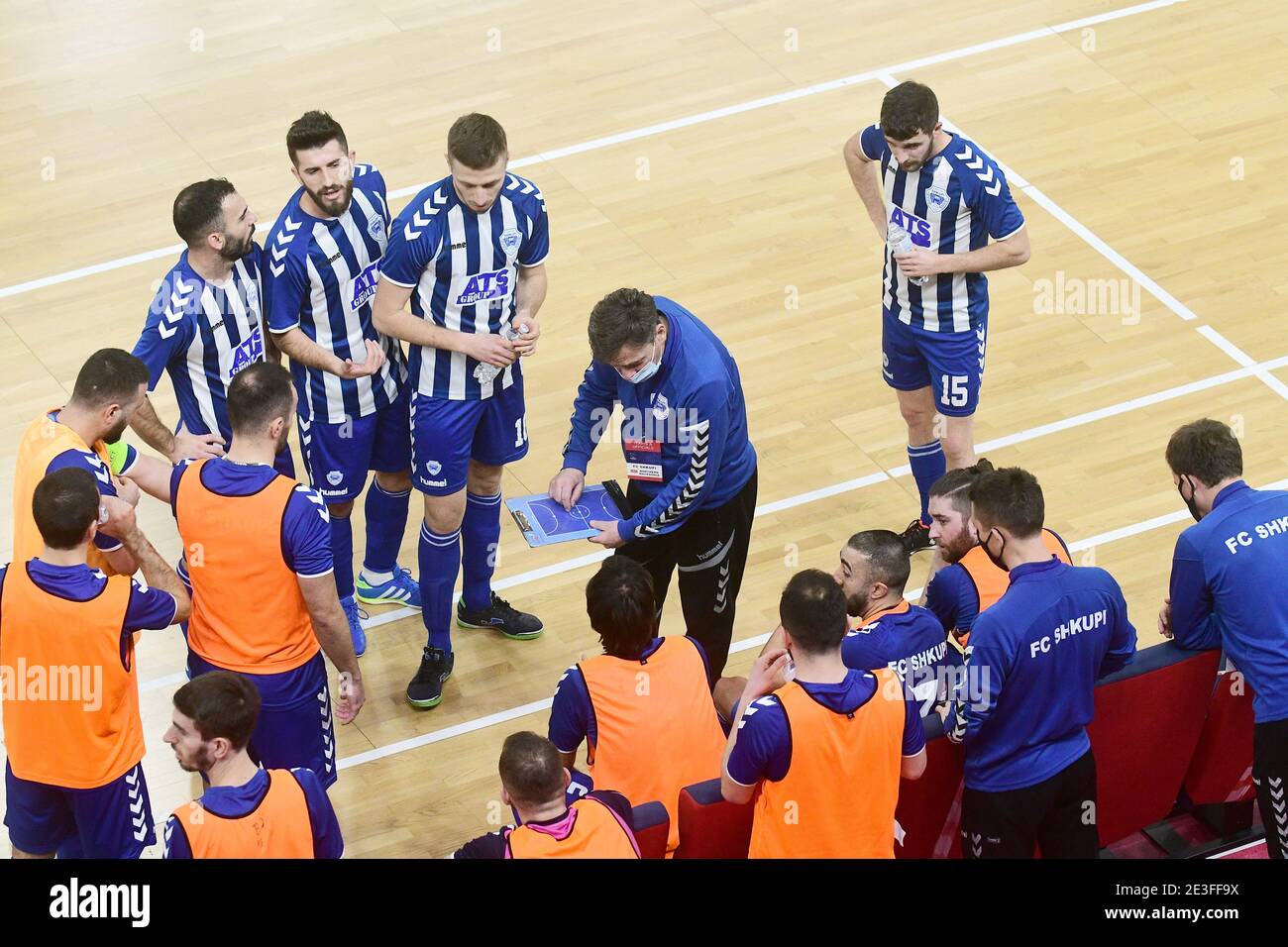 Non esclusivo: ZAPORIZHZHIA, UCRAINA - 16 GENNAIO 2021 - i giocatori di KMF Shkupi 1927 vengono raffigurati durante una pausa nella UEFA Futsal Champions League R. Foto Stock