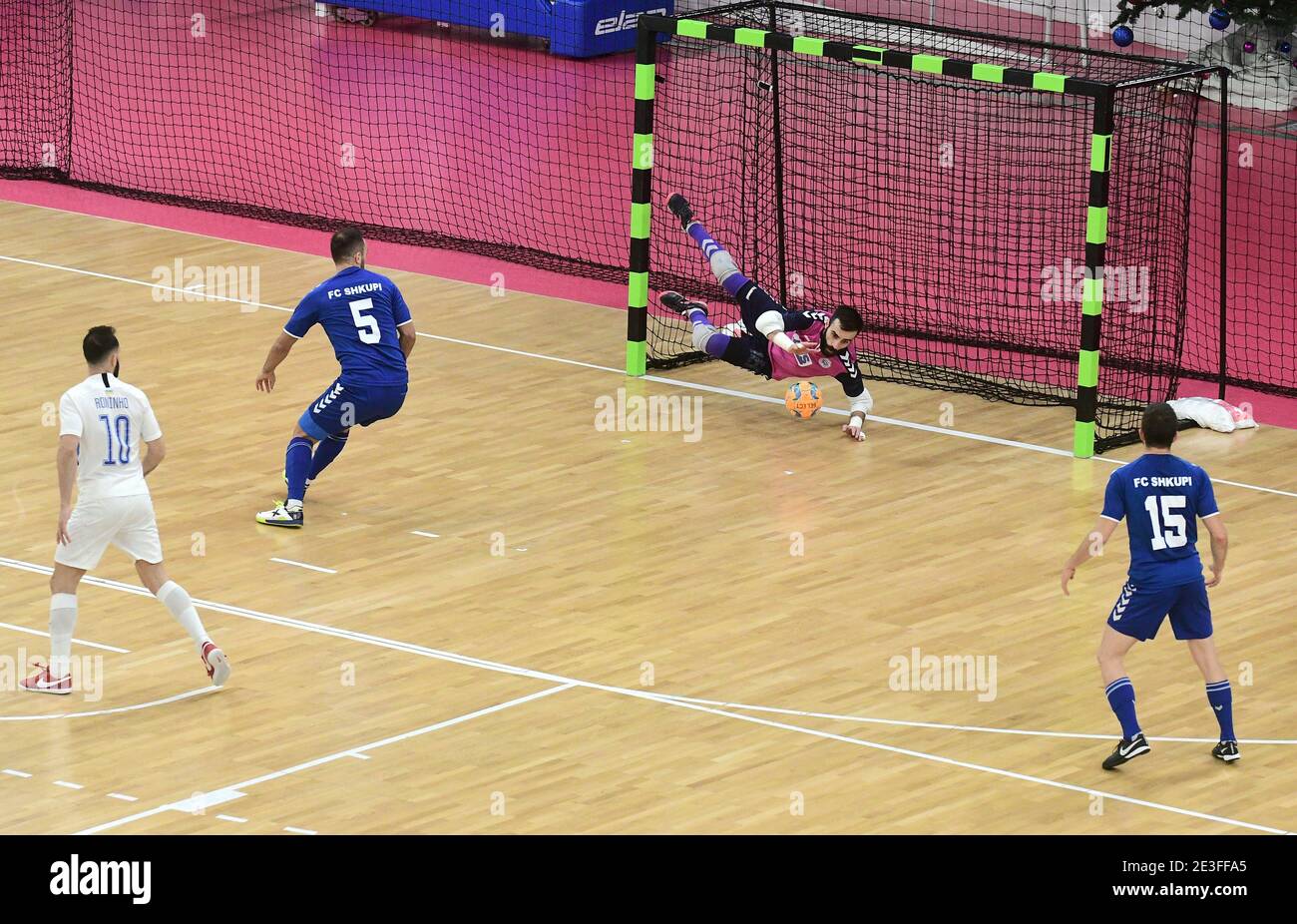 Non esclusivo: ZAPORIZHZHIA, UCRAINA - 16 GENNAIO 2021 - UN portiere di KMF Shkupi 1927 (C) fa un salvataggio durante la UEFA Futsal Champions League Rou Foto Stock