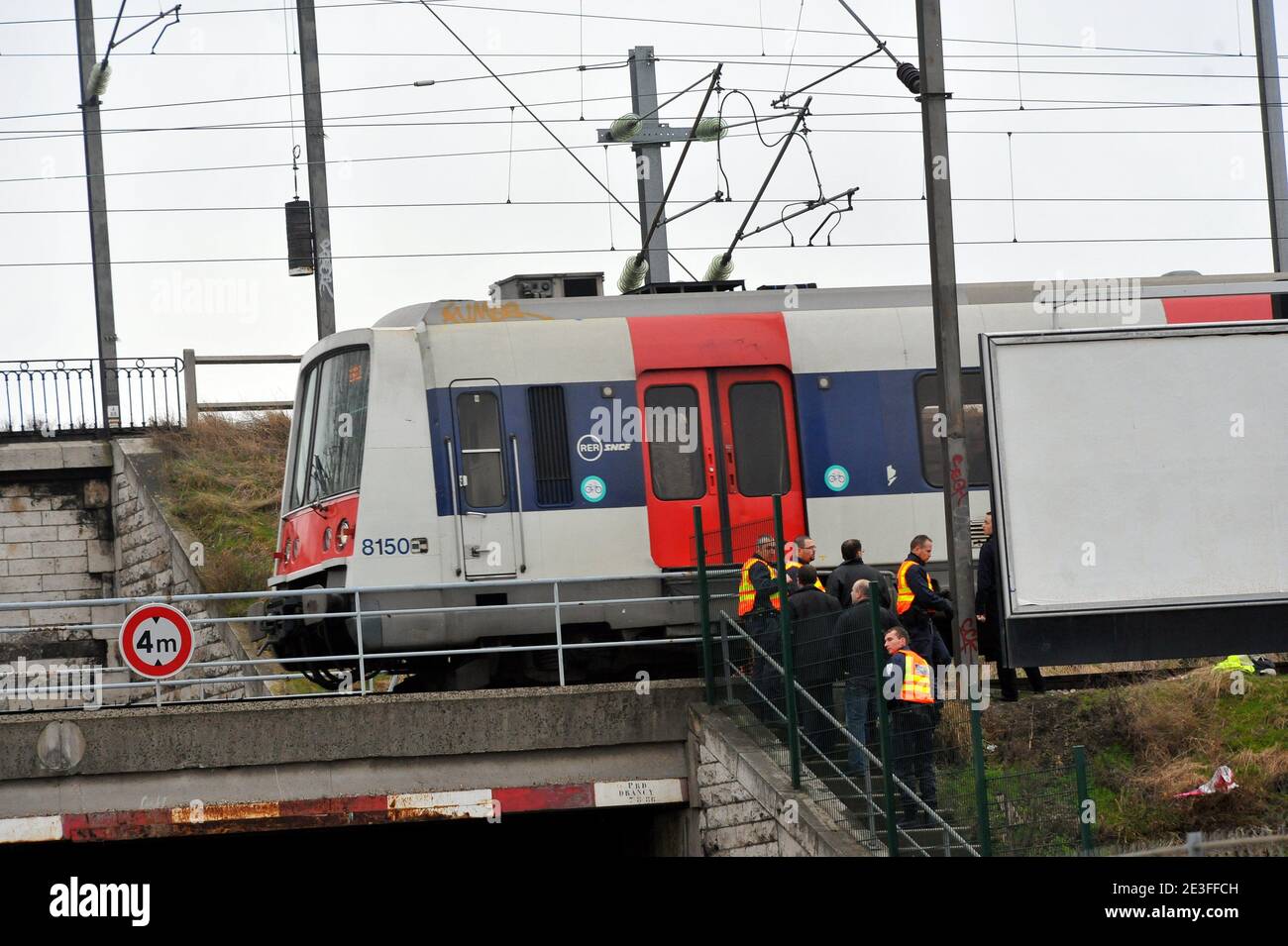 Un treno pendolari ha sbattuto in un gruppo di tifosi di calcio che stavano camminando sulle piste ferroviarie a Saint-Denis, un sobborgo di Parigi, alle 11:25 pm Sabato 7 marzo 2009, uccidendo due giovani e ferendo 11 persone, la polizia ha detto Domenica. I fan di Lille avevano preso una scorciatoia sulle piste non illuminate per raggiungere un autobus che li portava a casa dopo una partita allo stadio Stade de France verso la fine di sabato, ha detto un funzionario ferroviario.due ragazzi di 10 e 17 anni sono stati uccisi. Un uomo di 40 anni e un ragazzo di 17 anni, ritenuti parenti delle vittime, sono stati gravemente feriti, hanno detto i funzionari del governo locale. Foto di Mousse/ABACAPRESS.C Foto Stock