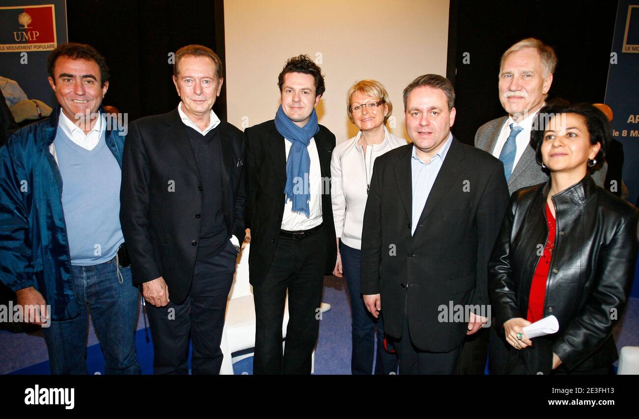 Xavier Bertrand, Secretaire General de l'UMP pose avec les tetes de listes aux elections Europeennes Joseph Daul (Est), Dominique Baudis (Sud-Ouest), Christophe Bechu (Ouest), Francoise Grossetete (Sud-Est), Dominique Riquet (Nord-Ouest) e Tokia Saifi ( Foto Stock