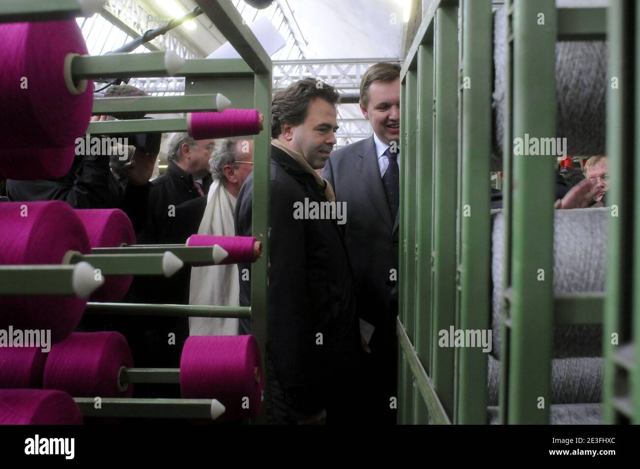 Il 9 marzo 2009, il ministro francese dell'industria e dei consumatori, il portavoce del governo Luc Chatel visita lo stabilimento dell'Unione tessile di Tourcoing, Francia settentrionale. Foto di Norbert Angielczyk/ABACAPRESS.COM Foto Stock