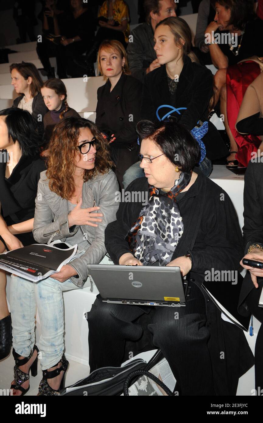 La giornalista francese di moda Mademoiselle Agnes (L) e l'editore britannico di moda Suzy Menkes siedono in prima fila per la presentazione della collezione Ready-to-Wear Autunno-Inverno 2009-2010 dello stilista libanese Elie Saab, tenuta al Carrousel du Louvre di Parigi, Francia il 11 marzo 2009. Foto di Ammar Abd Rabbo/ABACAPRESS.COM Foto Stock