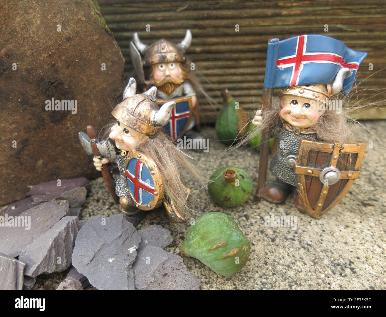 Scena in miniatura di modelli vichinghi giocattolo in un ambiente grotta e con la bandiera dell'Islanda. Foto Stock
