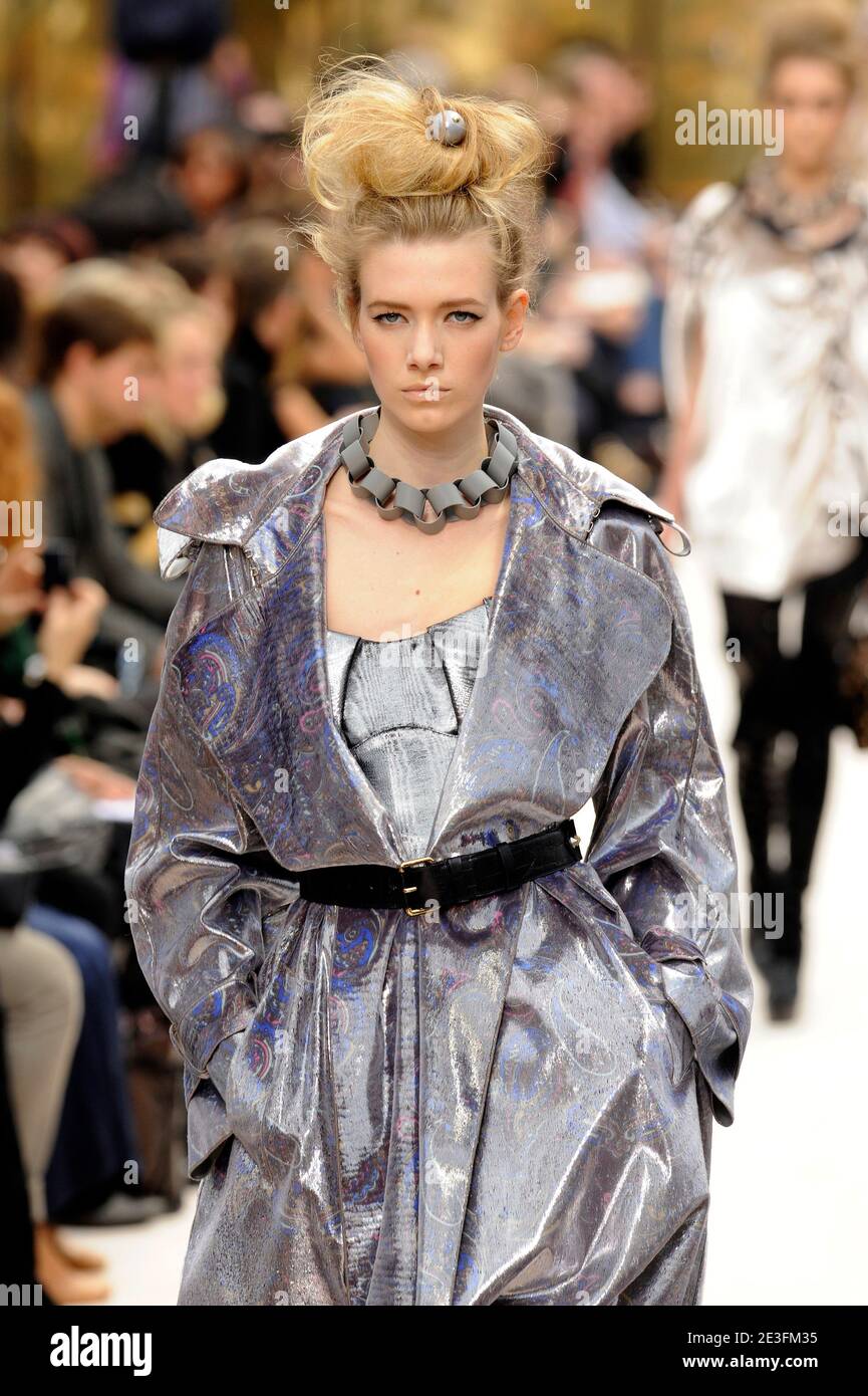 Un modello presenta una creazione del designer statunitense Marc Jacobs per Louis Vuitton per la mostra autunnale-invernale 2009/2010 di collezione pronta all'uso che si tiene presso la Cour Carree du Louvre di Parigi, Francia, il 12 marzo 2009. Foto di Mehdi Taamallah/ABACAPRESS.COM Foto Stock