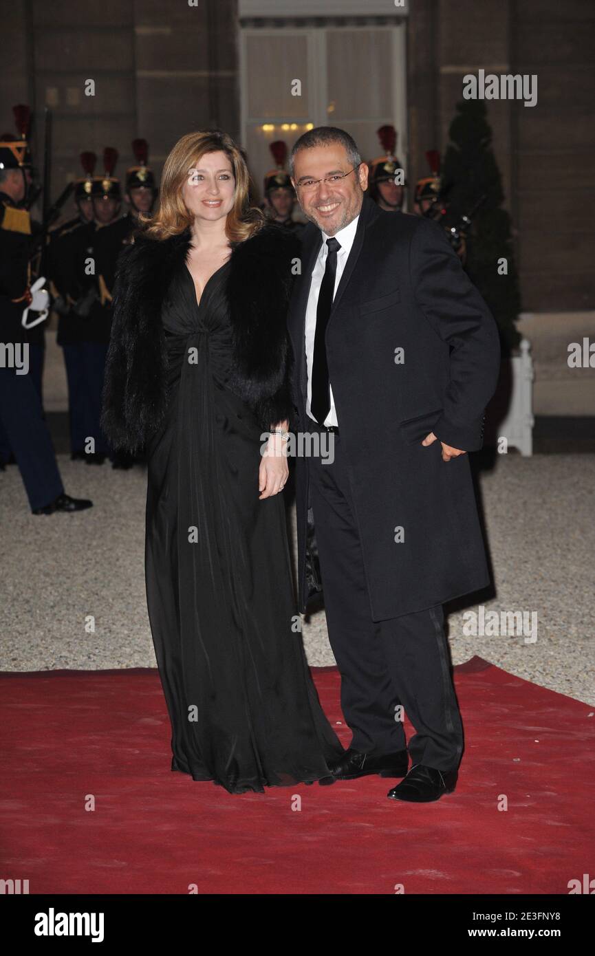 Il designer di Lebanses Elie Saab e sua moglie Claudine arrivano per una cena di stato in onore del presidente libanese Michel Sleiman al Palazzo Elysee, a Parigi, in Francia, il 16 marzo 2009. Michel Sleiman si trova in Francia per una visita di Stato di tre giorni, incentrata sull'assistenza militare ed economica francese in Libano, mentre il suo paese ha aperto oggi la sua prima ambasciata in Siria, ex mediatore di potere, e gli strumenti per le elezioni legislative nel giugno 2009. Foto di Abd Rabbo-Mousse-Orban/ABACAPRESS.COM Foto Stock