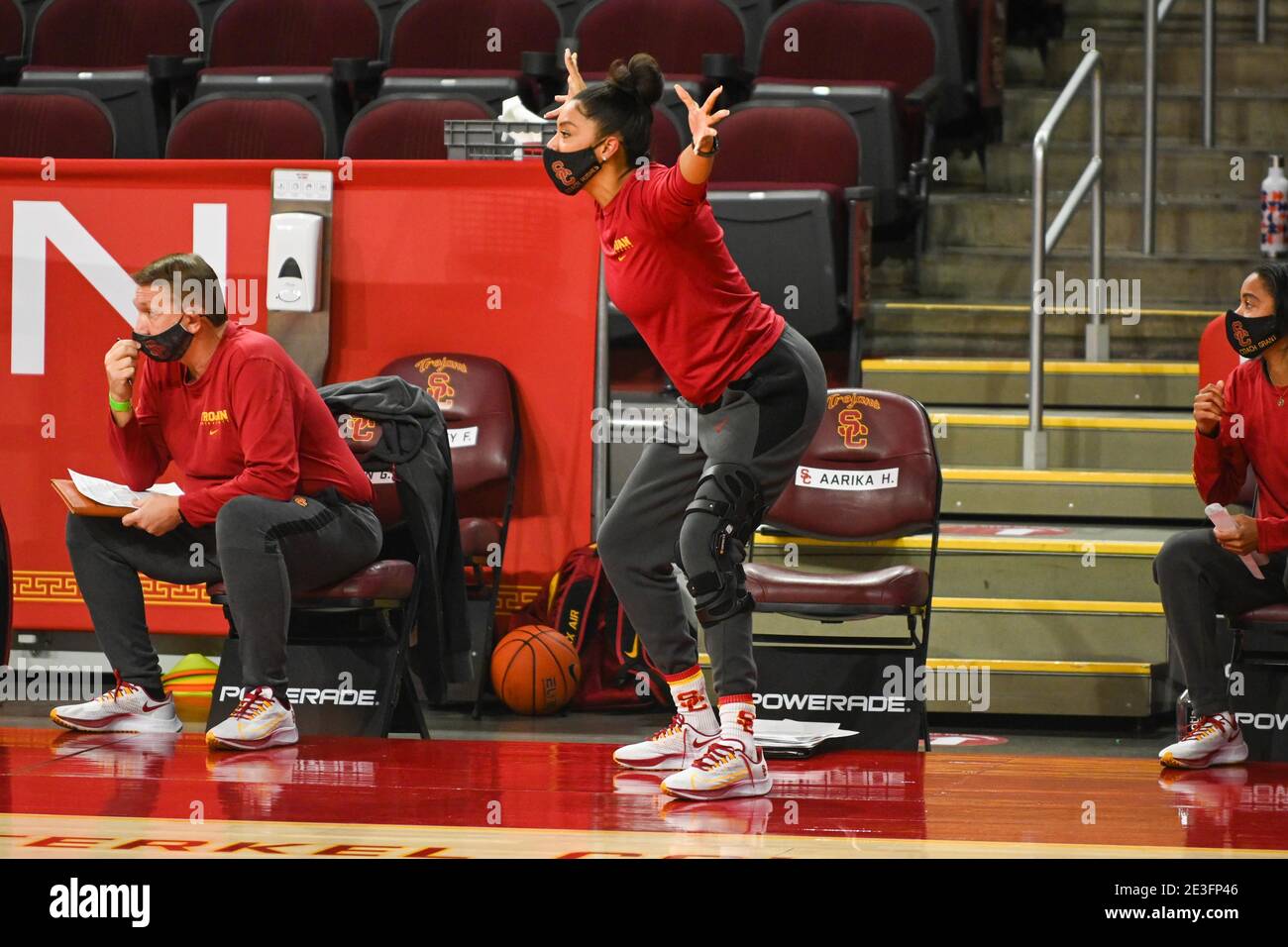 Nel sud della California Trojans associato capo allenatore Aarika Hughes durante una partita di basket femminile NCAA contro i Washington state Cougars, Venerdì, Ja Foto Stock