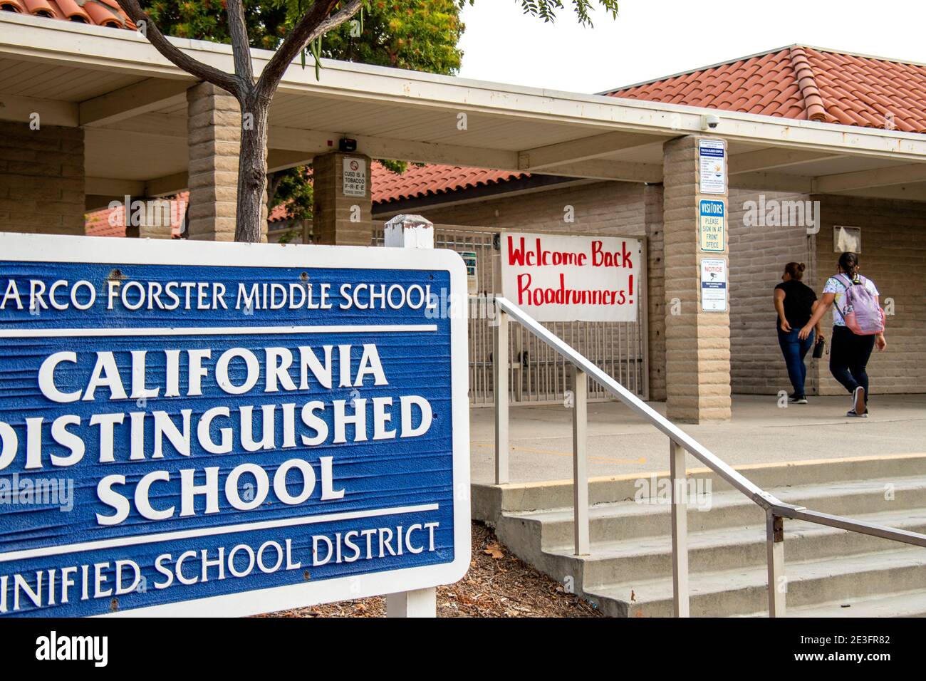 "Welcome Back Roadrunners" presenta un cartello al cancello d'ingresso il primo giorno della scuola media in California quando arrivano gli studenti ispanici. Foto Stock