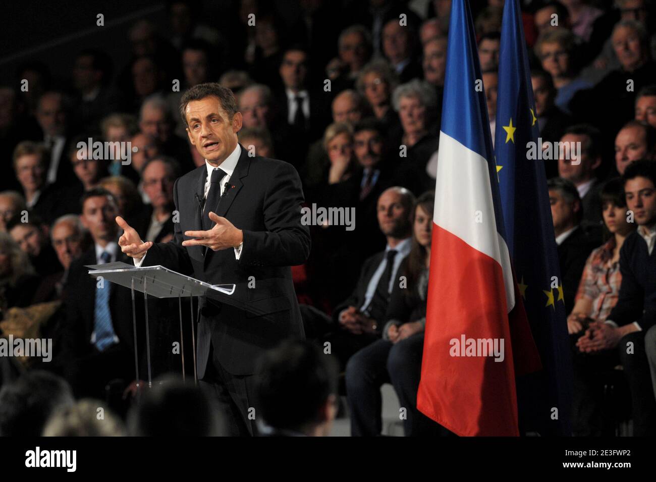 il presidente francese Nicolas Sarkozy, il 24 marzo 2009, ha fatto il suo discorso sulla Rise finanziaria al Palais Des Sports di Saint-Quentin, Aisne, in Francia. Foto di Giancarlo Gorassini/ABACAPRESS.COM Foto Stock