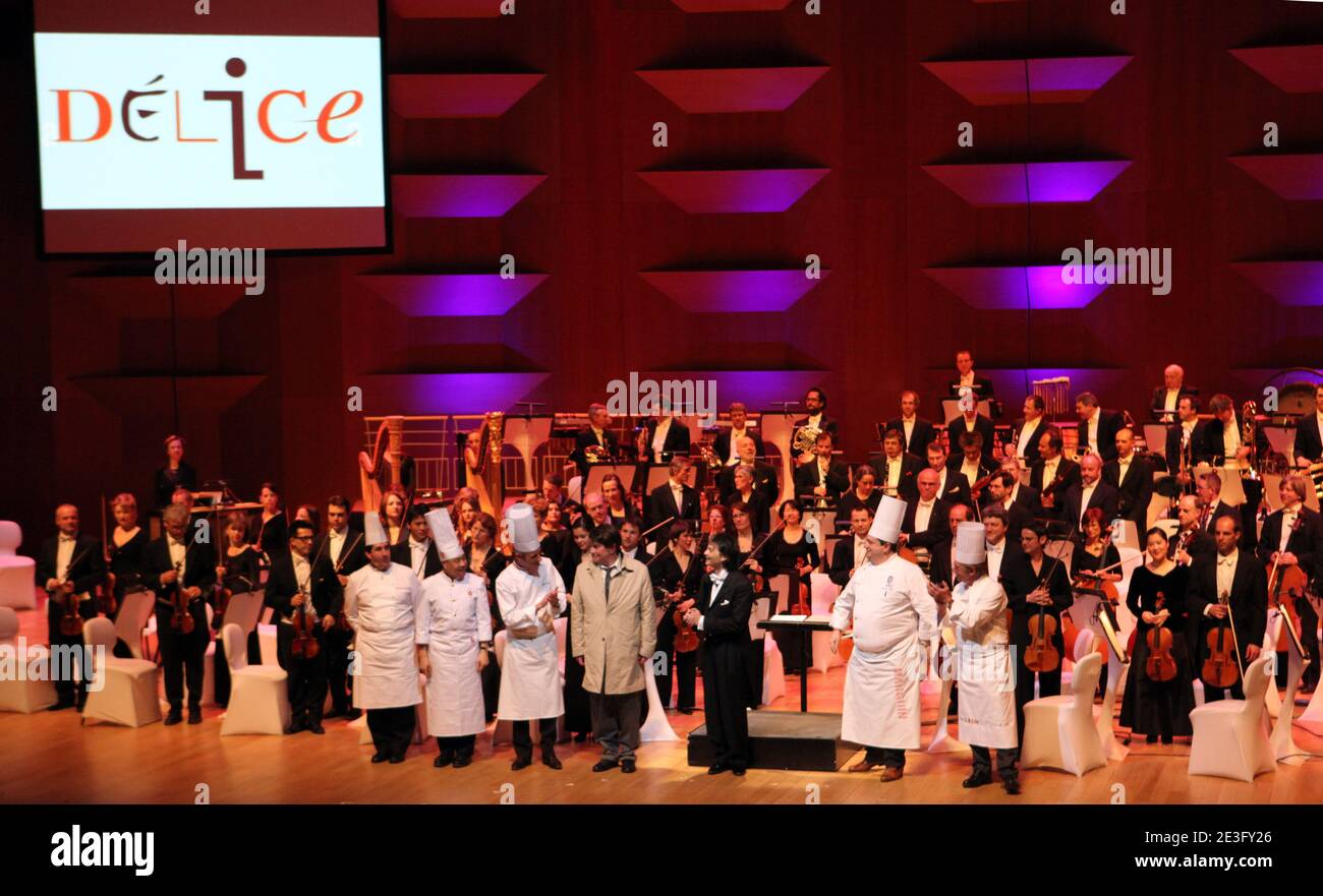 Gli chef si esibiscono dal vivo durante il "Concert Delice" di Lione, in Francia, il 26 marzo 2009. Gli chef suonano diversi ritmi di musica (Strauss, Tchaikovsky, Puccini) e suonano con l'Orchestra su una partizione musicale che mescola strumenti e strumenti dei cuochi, dell'Orchestra Nazionale di Lione e dello chef di "Toques blanches lyonnaises": Jean-Paul Lacombe, Guy Lassausaie, Christophe Marguin et Mathieu Viannay e uno chef cinese del Canton Pinghui Chen. Foto di Vincent Dargent/ABACAPRESS.COM Foto Stock