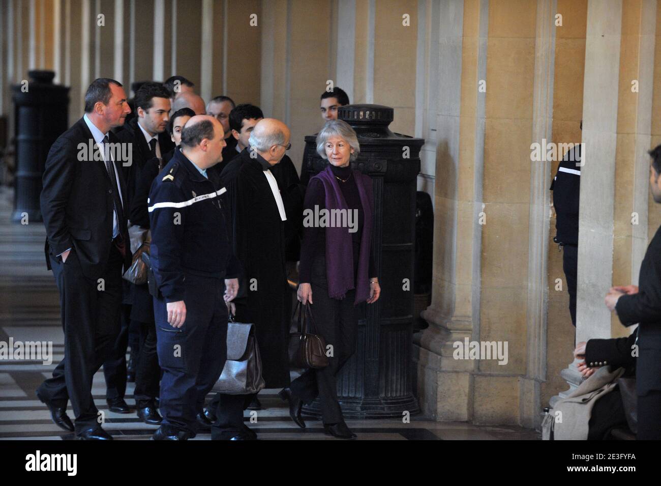 Arrivee de Mme Erignac pour l'annonce du verdict pour l'assasin presume de son mari Yvan colonna, a Paris, France, le 27 Mars 2009. Foto di Mousse/ABACAPRESS.COM Foto Stock