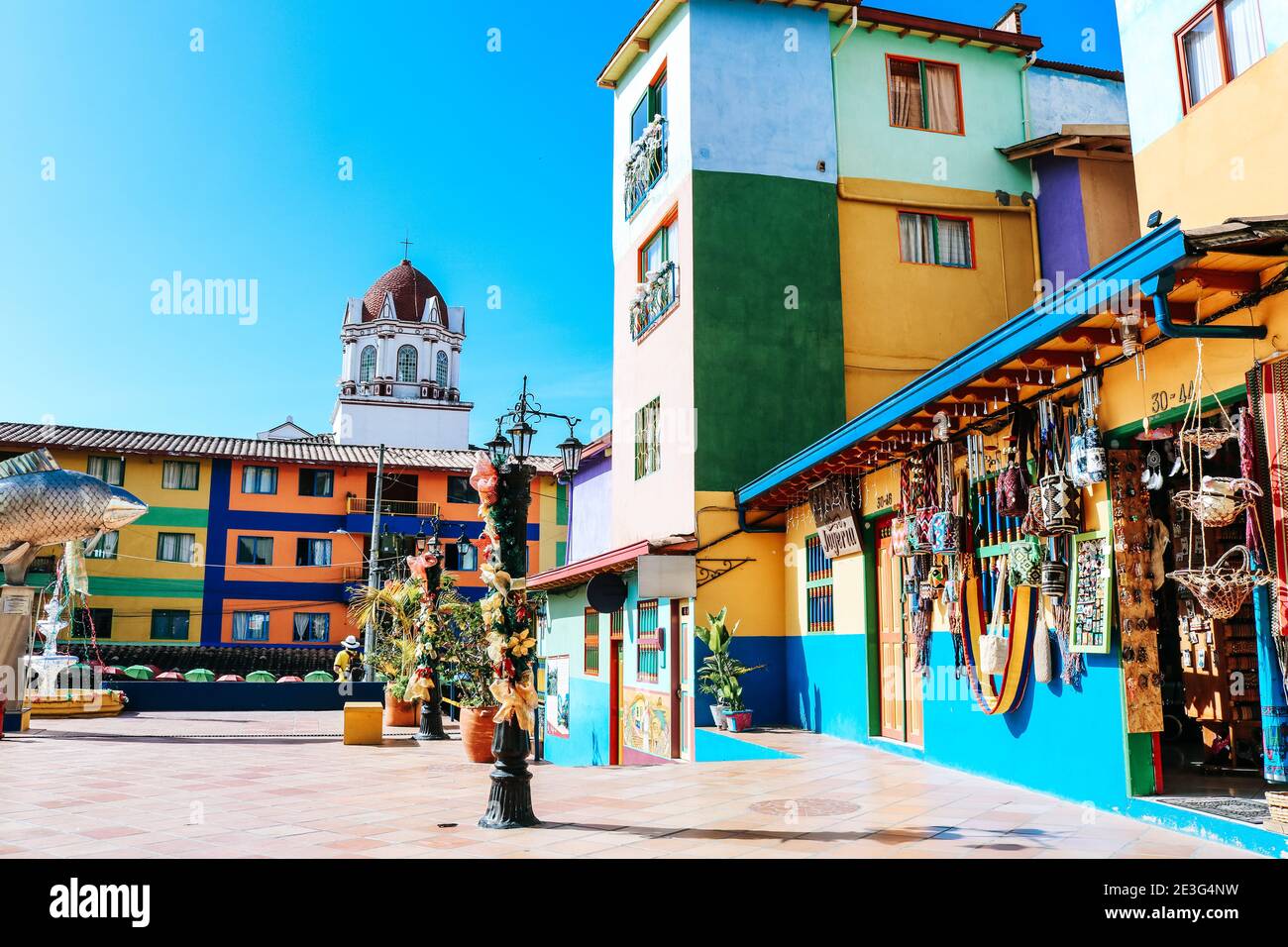 La colorata Plazoleta de Los Zócalos nel villaggio di Guatape Colombia con bellissimi dipinti di Zocalo Foto Stock