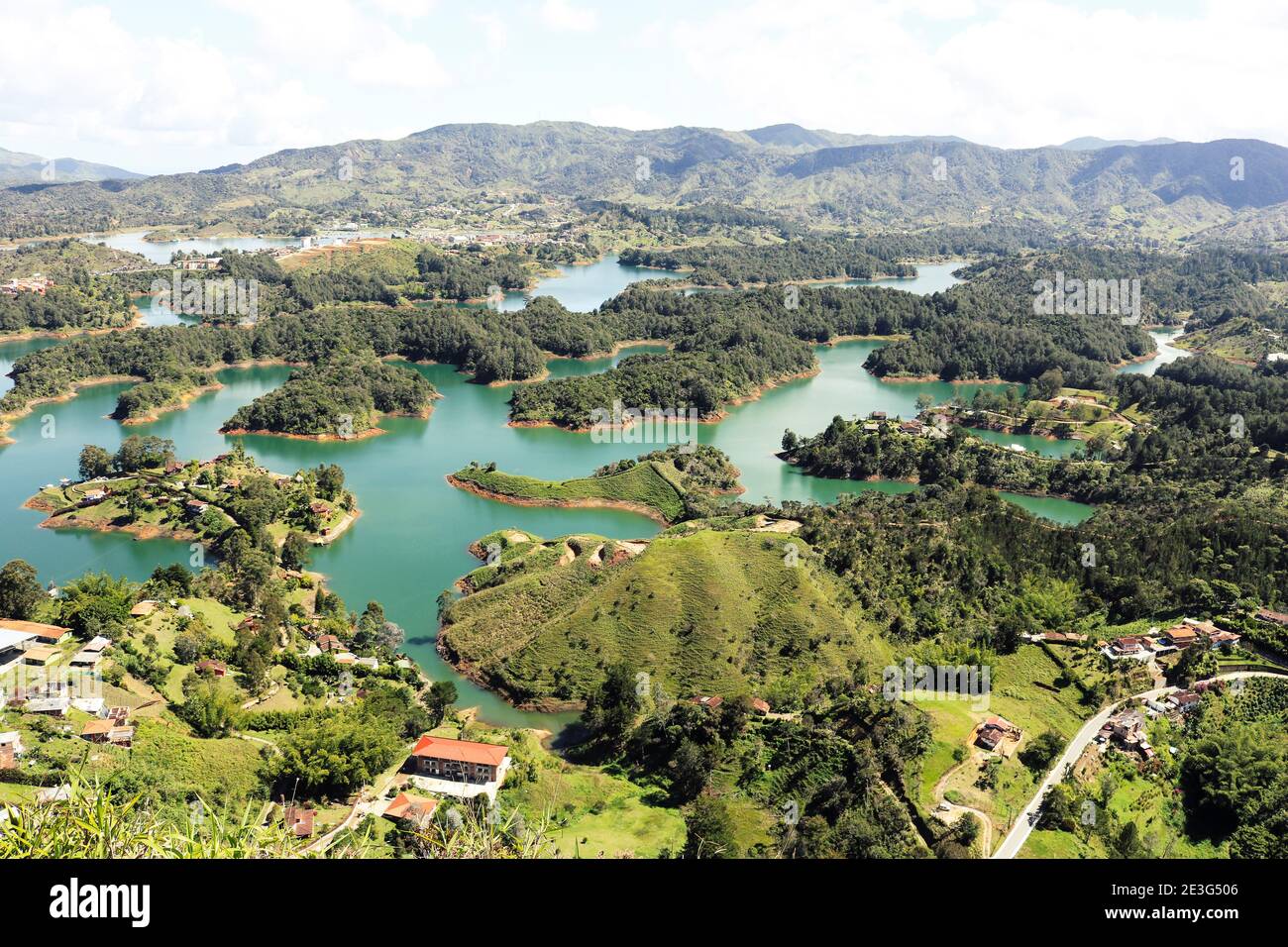 Vista dei bellissimi paesaggi lacustre di Guatape Piedra del Peñol in Colombia Foto Stock