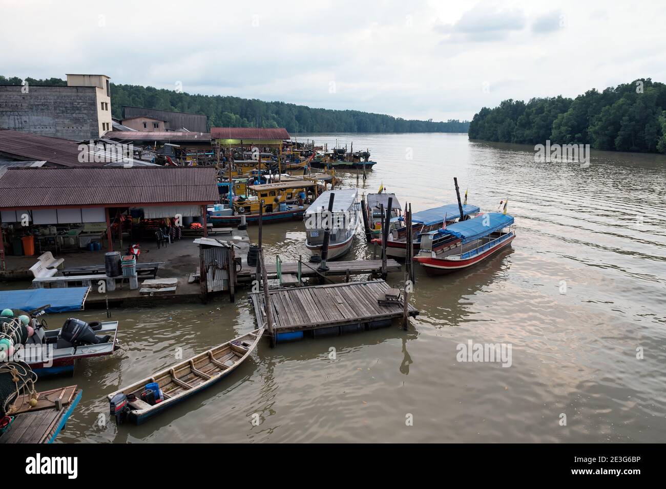 Kuala Sepetang, Malesia- 27 Ott, 2018: Il Kuala Sepetang Jetty con le barche, e il ristorante di pesce è una famosa tappa turistica, Perak, Malesia. - SCE Foto Stock