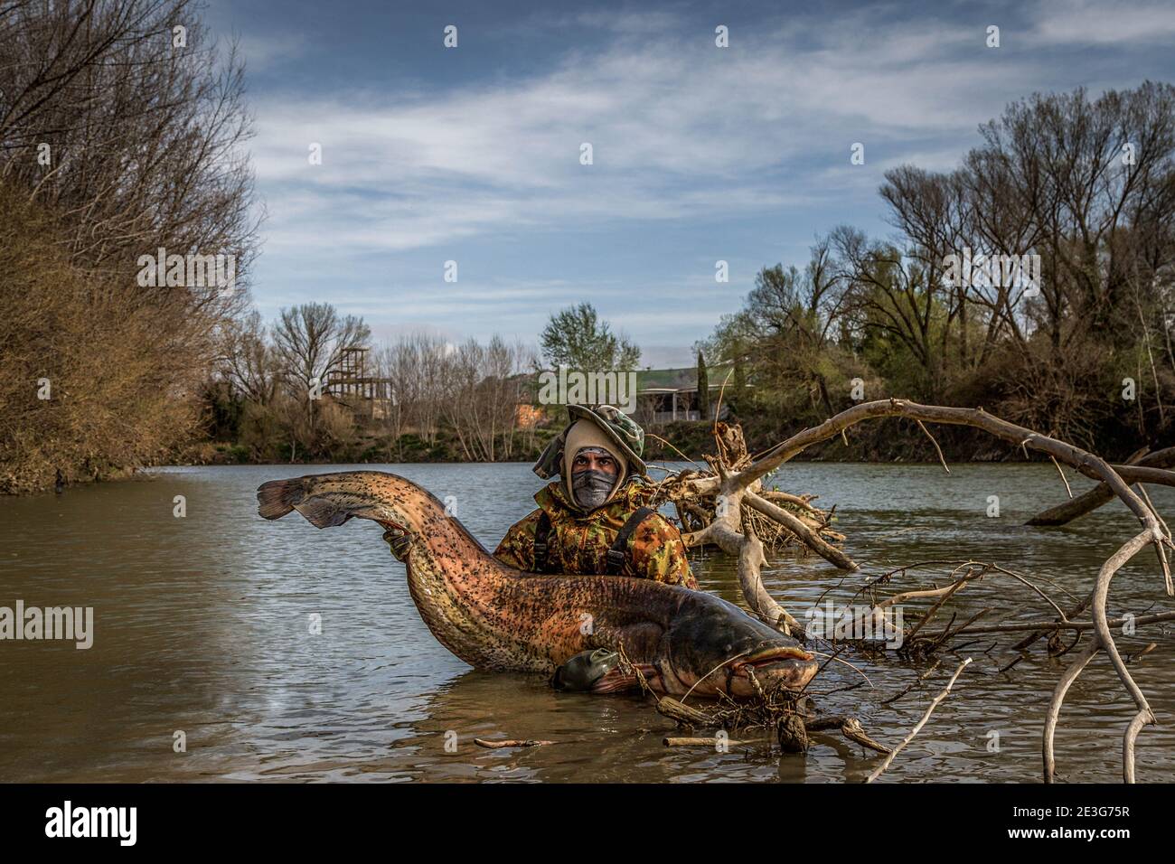 Roma, Roma, Italia. 16 Marzo 2019. Pescatore VALERIO, 38 anni, dopo aver catturato un pescatore gigante di 2.3m di lunghezza sul fiume Tevere. Credit: Luigi vantaggiato/ZUMA Wire/Alamy Live News Foto Stock