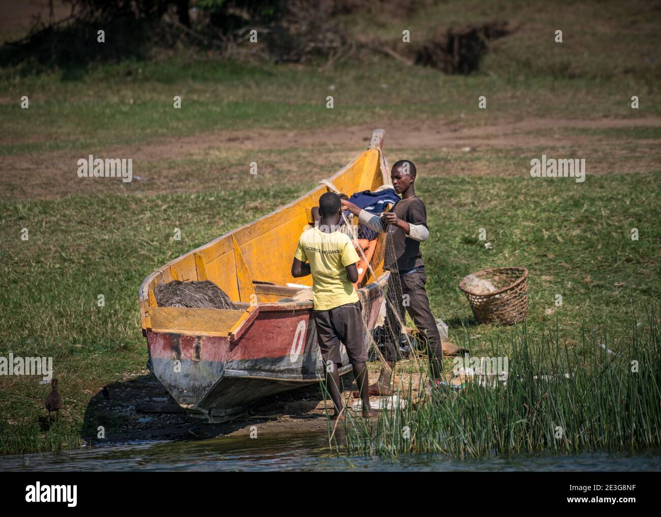 Pescatori nel canale di Kazinga in Uganda. Foto Stock
