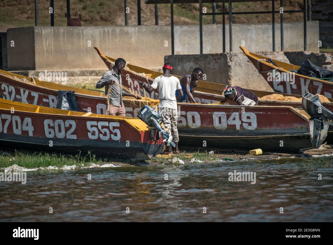 Pescatori nel canale di Kazinga in Uganda. Foto Stock