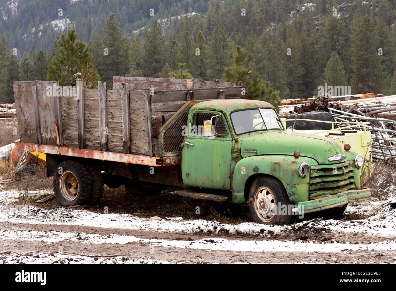 Un camion da lavoro verde, all'inizio del 1949 Chevrolet Loadmaster 1  tonnellata di palo-corpo, in una segheria, a Troy, Montana, USA. I carrelli  con cabina Chevrolet Advance-Design erano m Foto stock -
