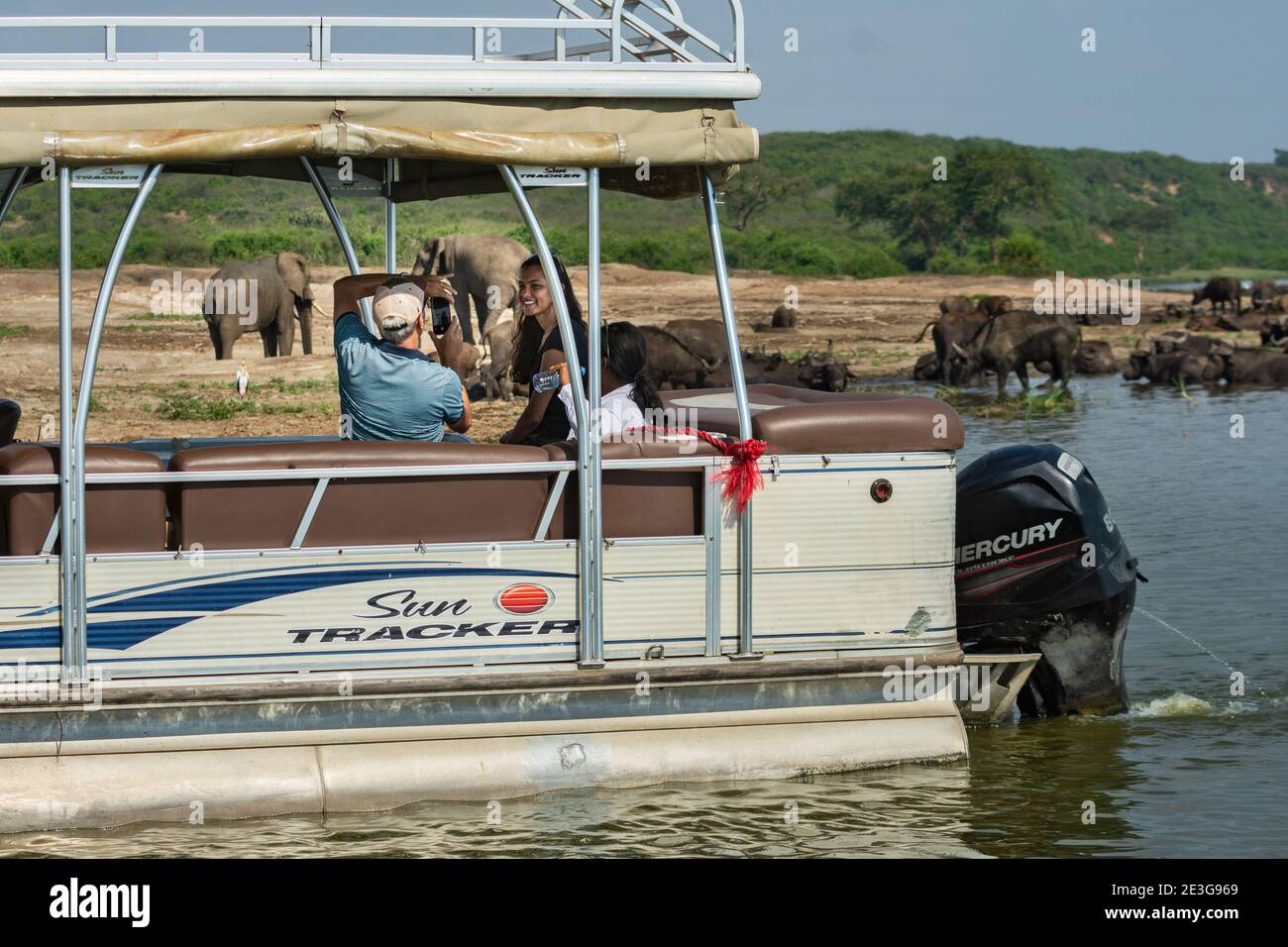 I turisti che amano il safari in barca nel canale di Kazinga in Uganda. Foto Stock