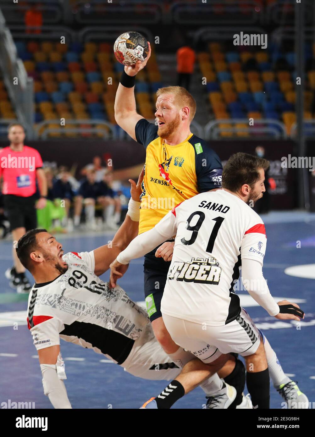 Cairo, Egitto. 18 gennaio 2021. Jim Gottfridsson (C) della Svezia viaggerà con Yehia Elderaa (L) e Mohammad Sanad dell'Egitto durante la partita del gruppo G tra Svezia ed Egitto al 27° Campionato Mondiale di Pallamano maschile 2021 al Cairo, Egitto, il 18 gennaio 2021. Credit: Sr/Xinhua/Alamy Live News Foto Stock