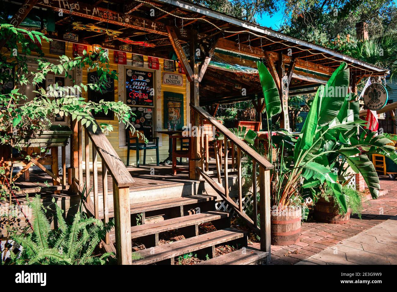 Le scale di legno conducono al patio per bere e mangiare all'aperto presso il bar sulla spiaggia, in stile Green Turtle Tavern, a Fernandina Beach, Florida, sull'Isola di Amelia Foto Stock