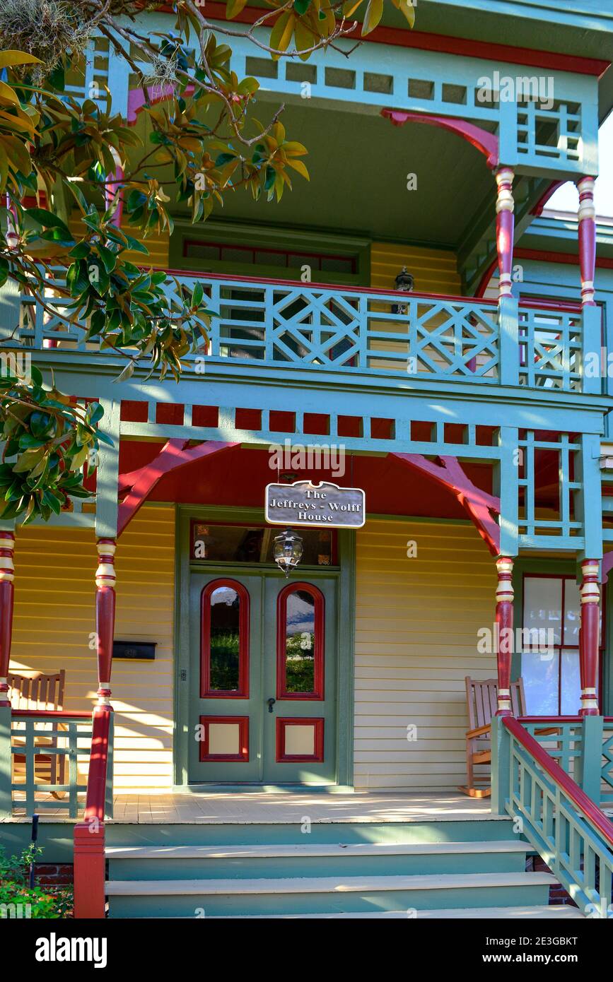 Ingresso al colorato Jeffreys - Wolff House, un caratteristico edificio artigiano nel quartiere storico, Fernandina Beach, FL sull'Isola di Amelia, Foto Stock