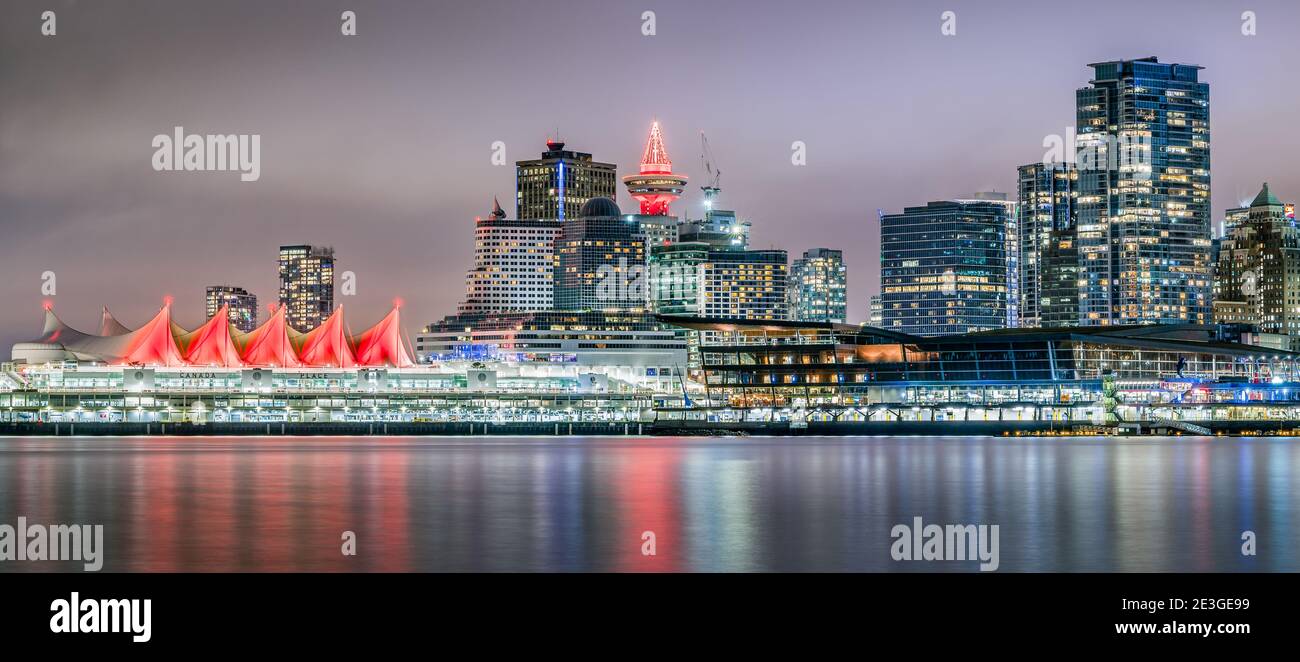 Vista notturna del centro di Vancouver su Burrard Inlet Foto Stock