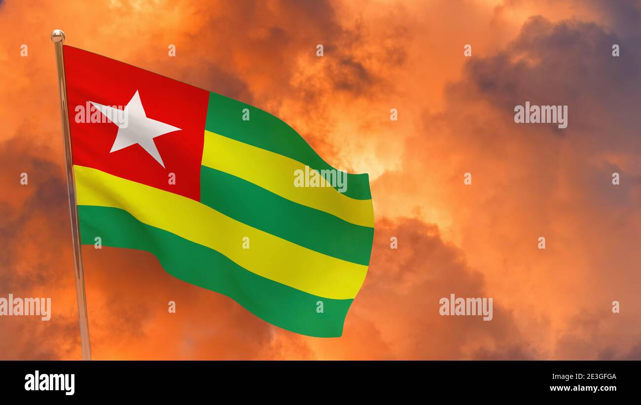Bandiera Togo in pole. Sfondo drammatico. Bandiera nazionale del Togo Foto Stock