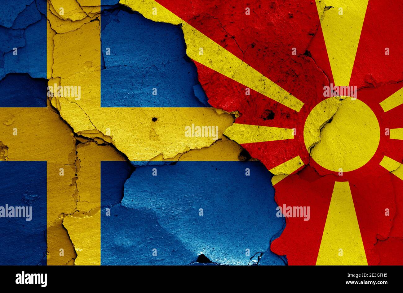 Bandiere di Svezia e Macedonia del Nord dipinte su pareti incrinate Foto Stock