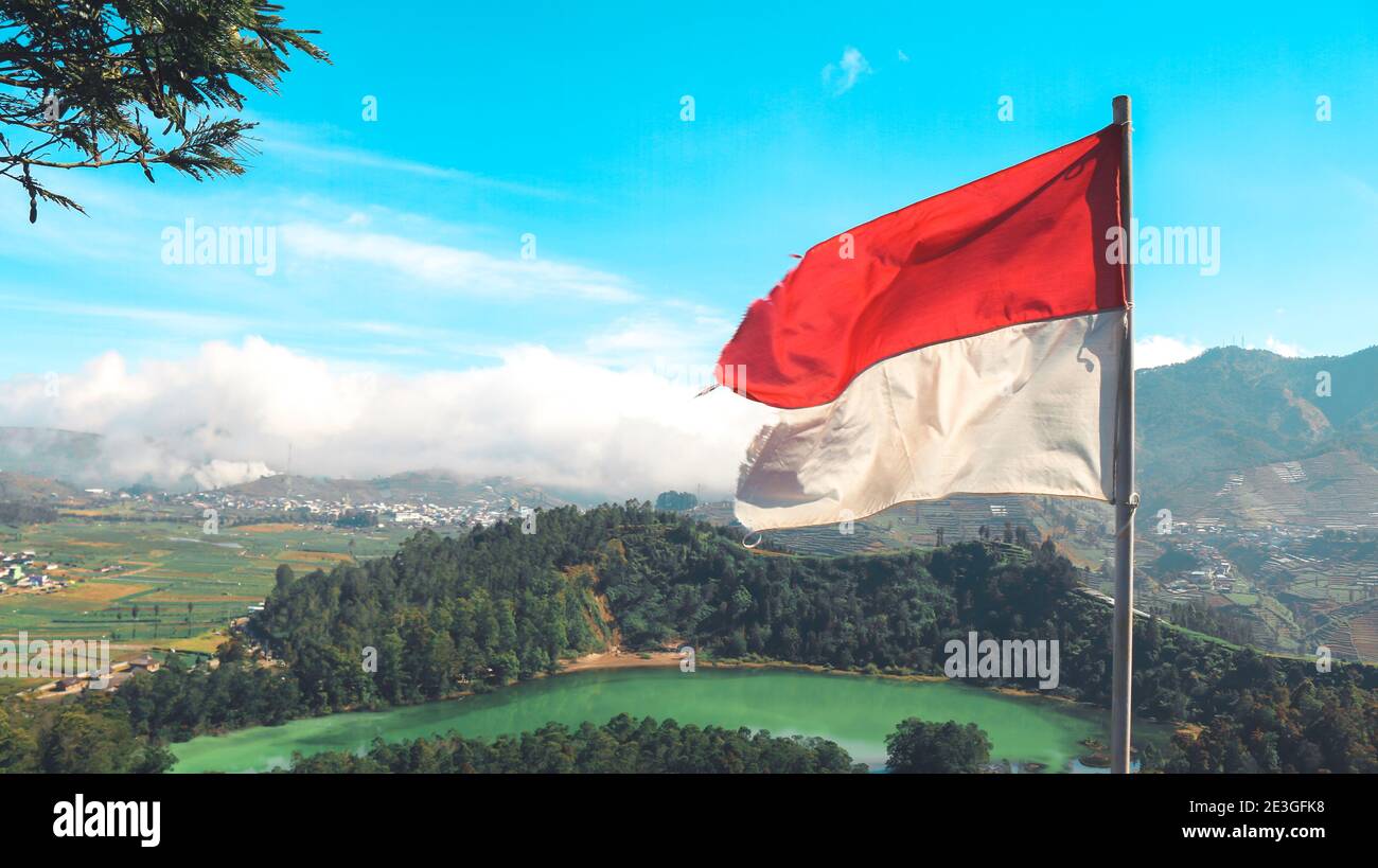 Bandiera Indonesiana sul lago e montagna Telaga Warna a Dieng Indonesia. Foto Stock