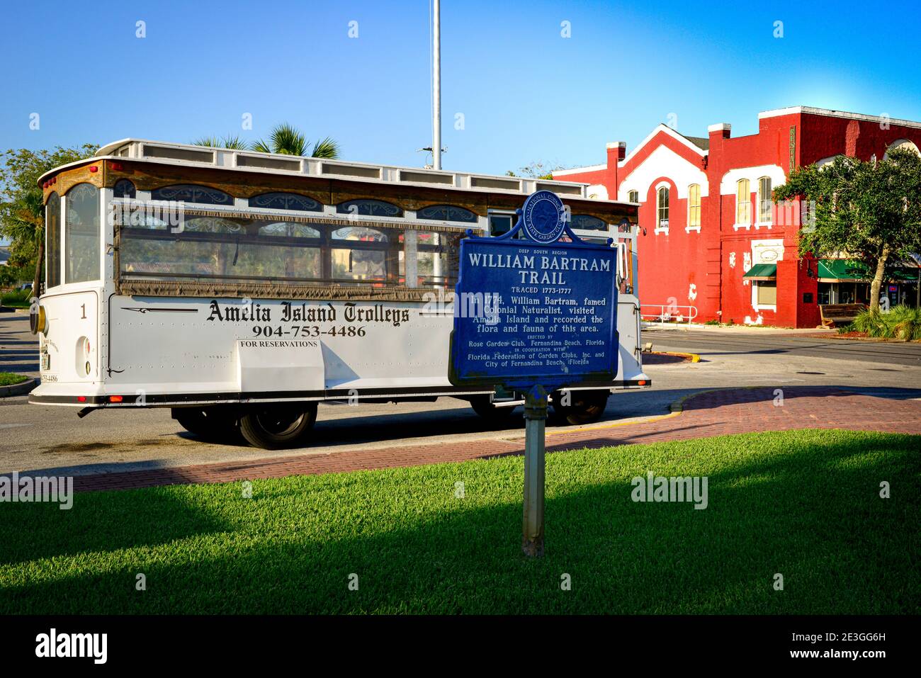 Un autobus Vintage tour dei Trolley dell'Isola di Amelia, nel quartiere storico di Fernandina Beach, con segno storico per il naturalista, William Bartram, FL Foto Stock