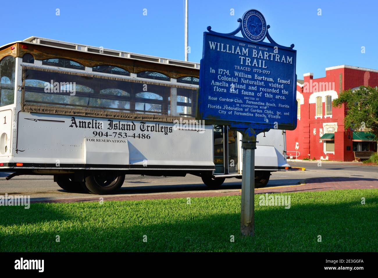 Un autobus Vintage tour dei Trolley dell'Isola di Amelia, nel quartiere storico di Fernandina Beach, con segno storico per il naturalista, William Bartram, FL Foto Stock