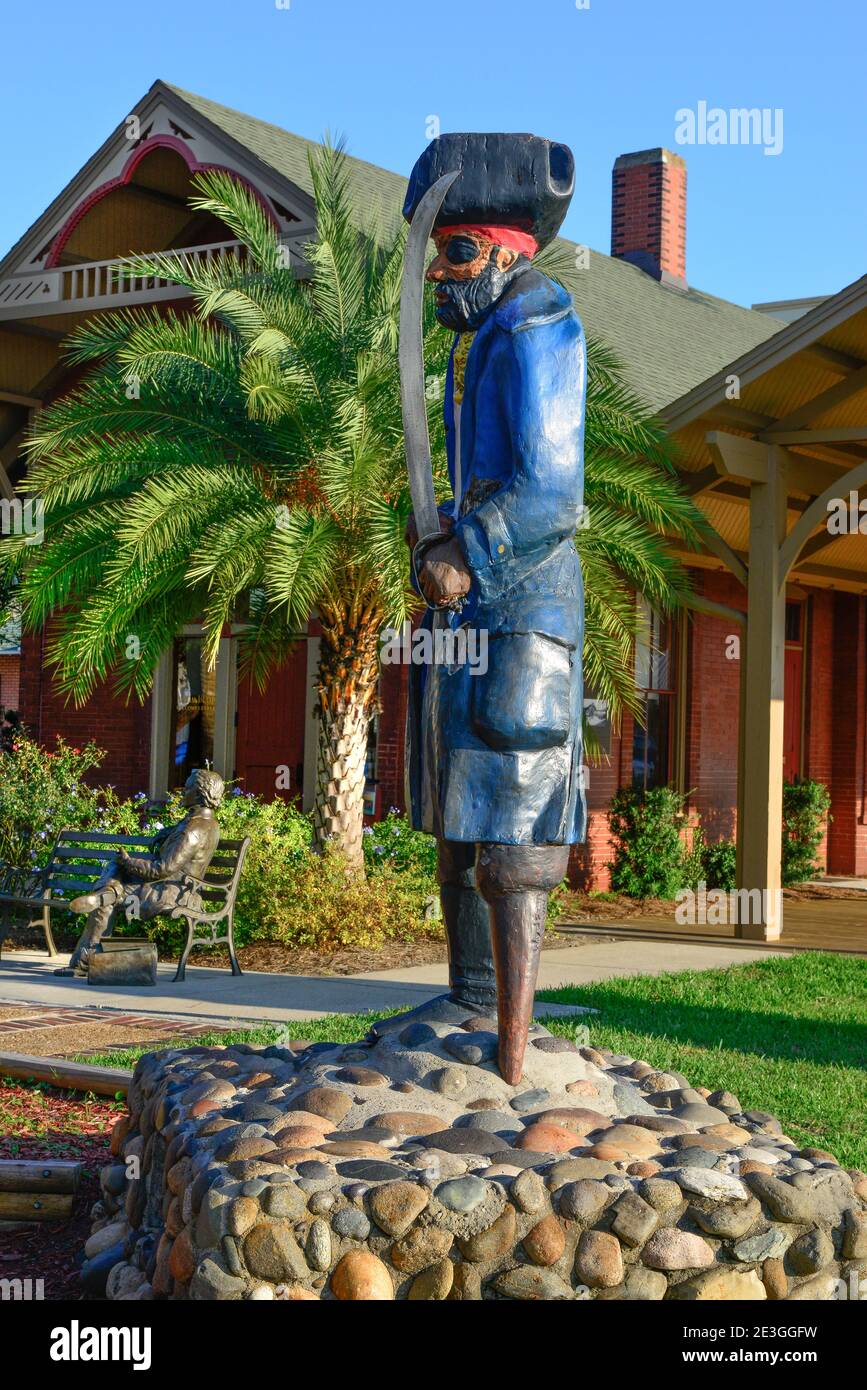 Una vista di 'PEG leg Pete', la scultura pirata a una gamba di fronte al Centro visitatori per la storica Fernandina Beach, sull'Isola di Amelia, FL, USA Foto Stock