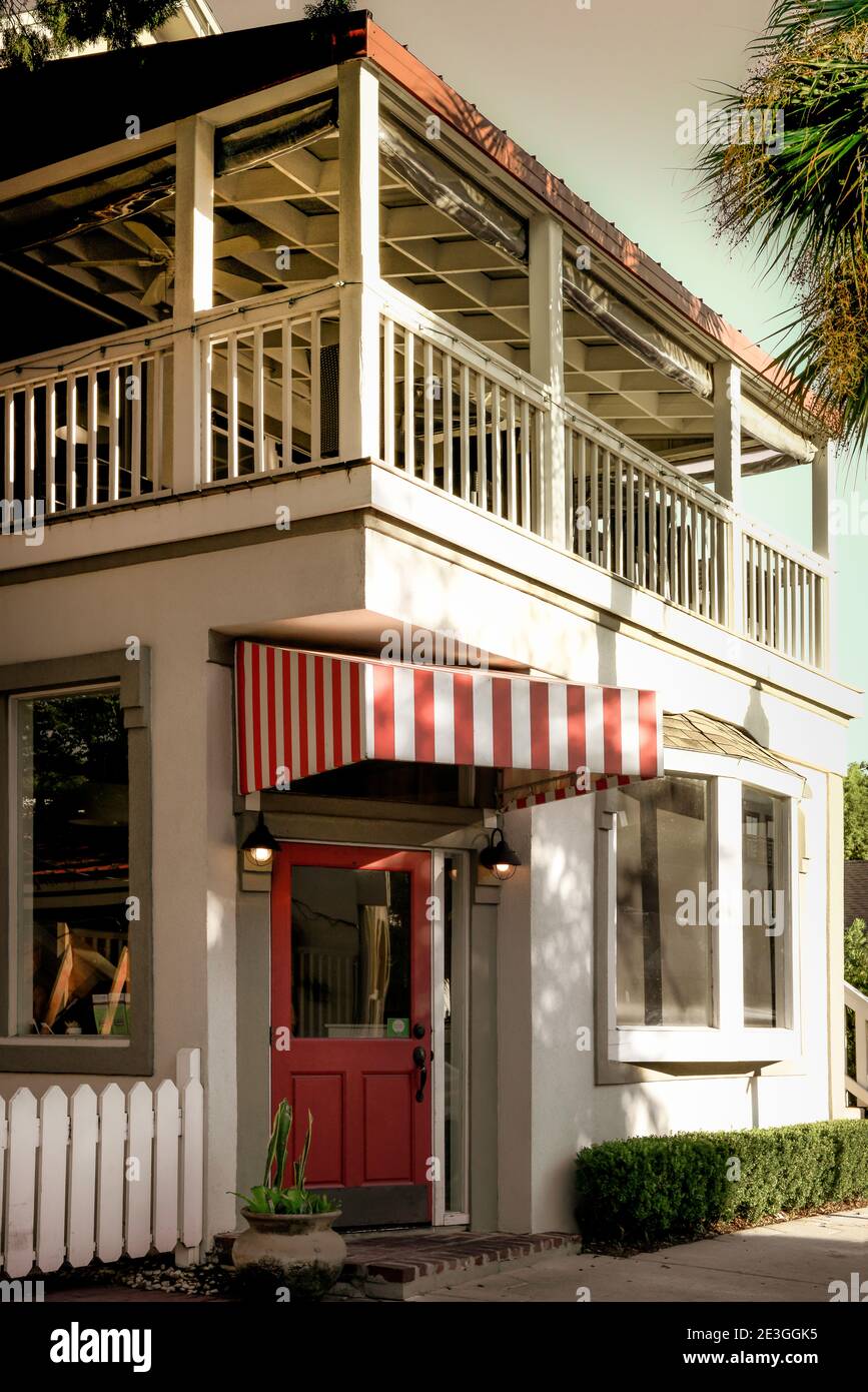 Il vecchio edificio artigiano in stile Florida con accenti affascinanti ospita Joes 2nd Street Bistro a Ferandina Beach, FL, su Amelia Ilsand Foto Stock