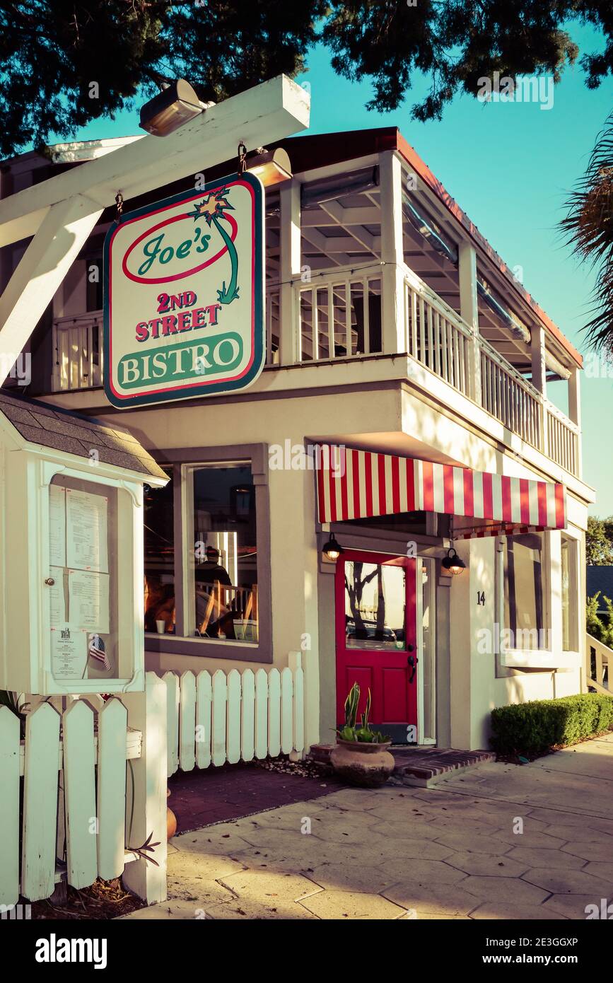 L'antico edificio artigiano in stile Florida con accenti affascinanti ospita il 2nd Street Bistro di Joe a Fernandina Beach, FL, sull'Isola di Amelia, USA Foto Stock