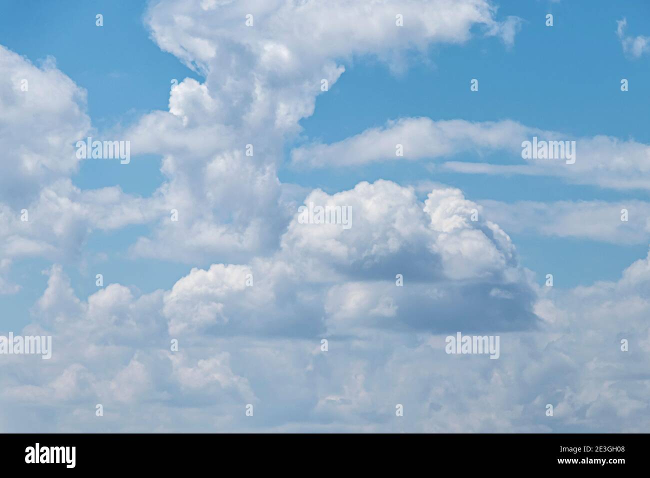 Il cielo blu con nuvole bianche. Sullo sfondo del cielo. Foto Stock