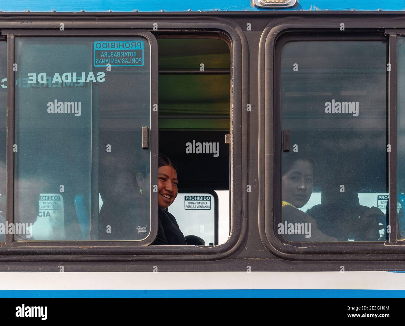 Donne ecuadoriane indigene Otavalo su un autobus nel terminal, Quito, Ecuador. Foto Stock