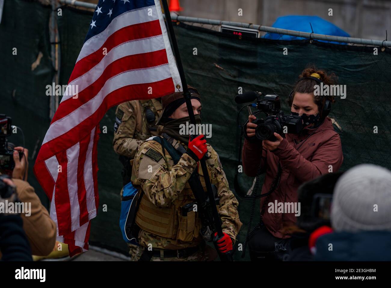 Richmond, Virginia, Stati Uniti. 18 gennaio 2021. Un membro della Roanoke County Militia porta una bandiera americana di fronte al Campidoglio della Virginia. Credit: Jungho Kim/ZUMA Wire/Alamy Live News Foto Stock
