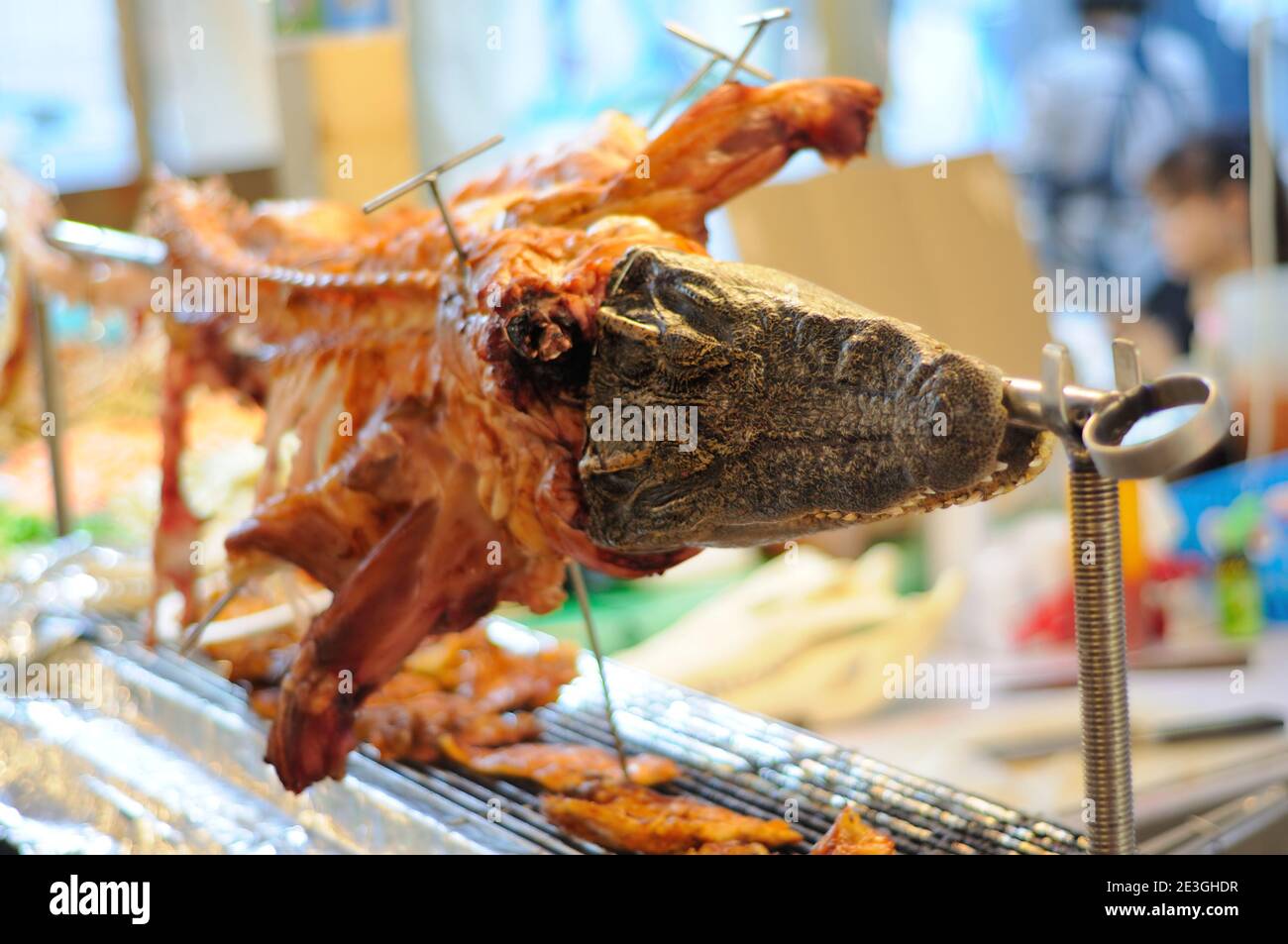 Carne di coccodrillo alla griglia venduta in un mercato di strada Foto Stock