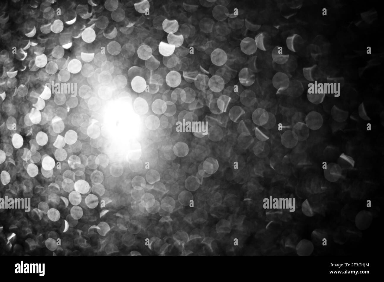 rampe di bokeh sul vetro di notte, sfocate. Foto Stock
